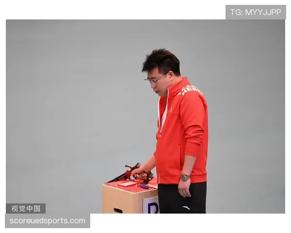 刷到庞伟遛狗的视频，狗的项圈比我房租还贵